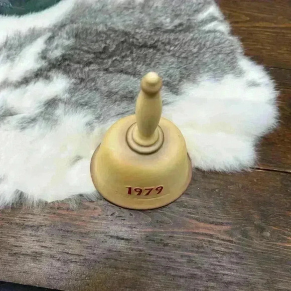 1979 M.J. Hummel 1979 Annual Bell bas-relief girl second‎ edition Goebel Germany - Picture 8 of 10